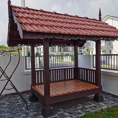 Pesona Suri Homestay 바투 파핫 외부 사진