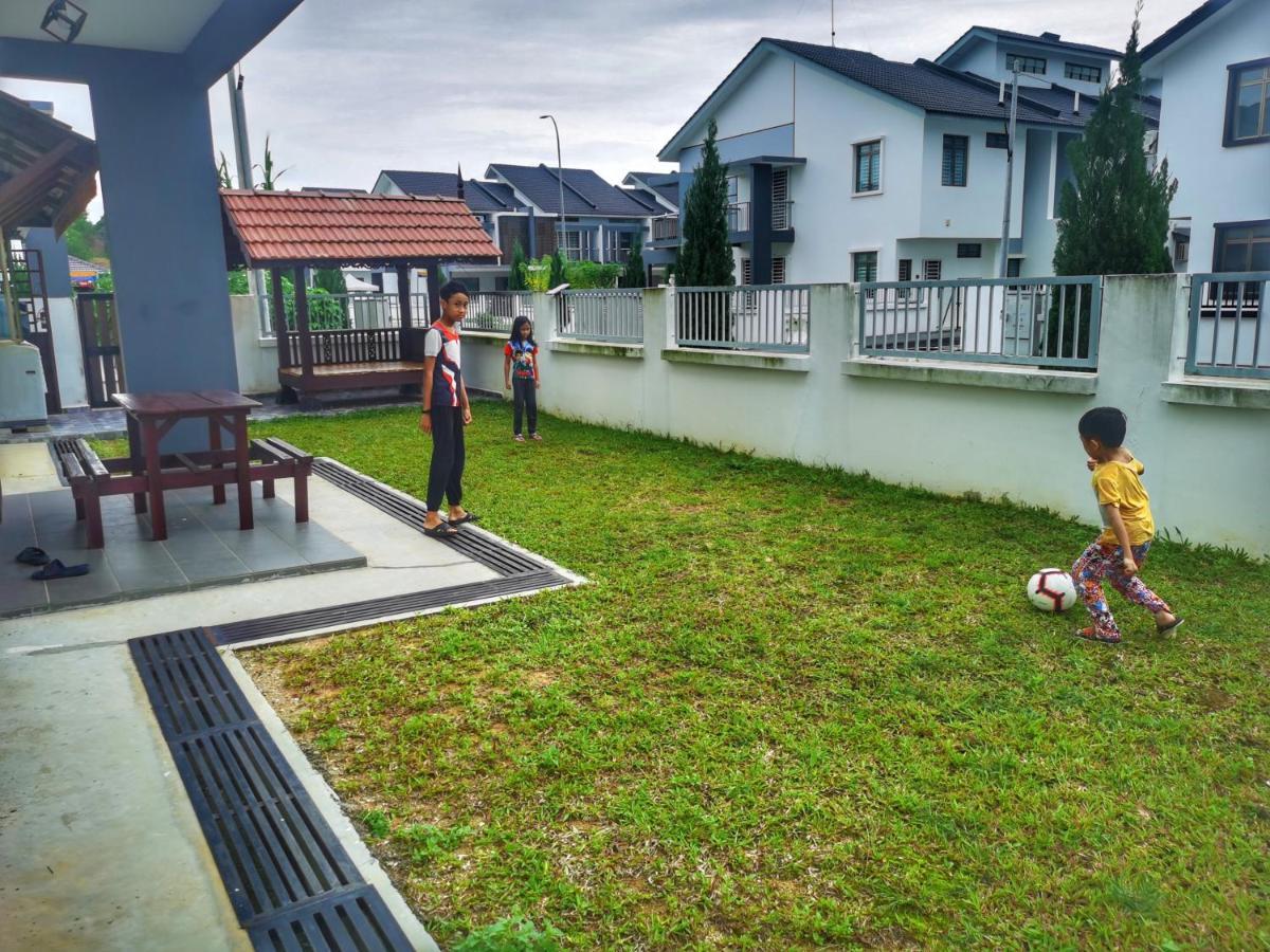 Pesona Suri Homestay 바투 파핫 외부 사진