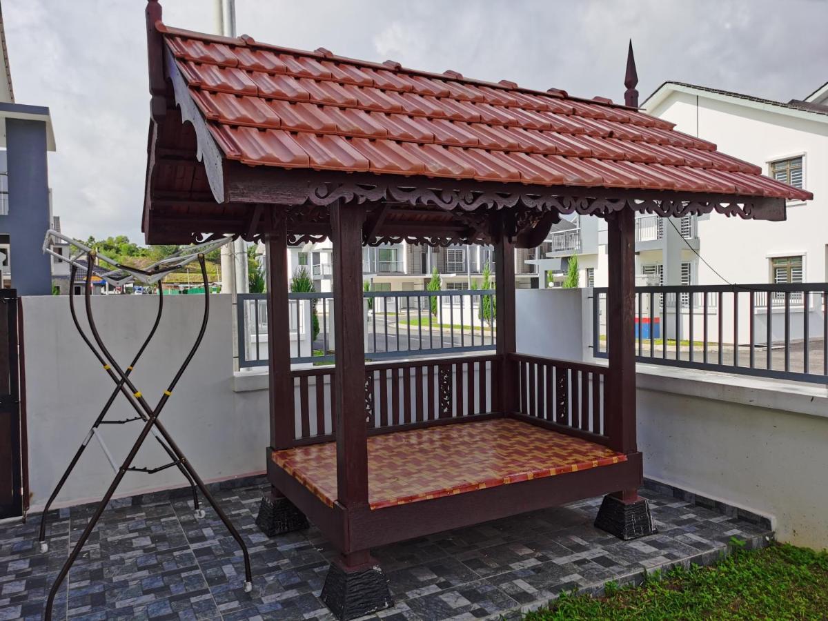 Pesona Suri Homestay 바투 파핫 외부 사진